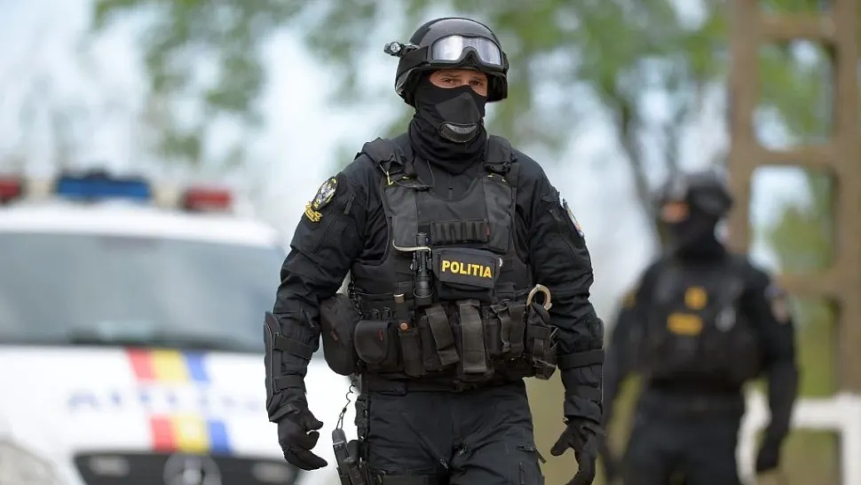 Cinci persoane urmărite internațional, aduse în România de Poliția Română