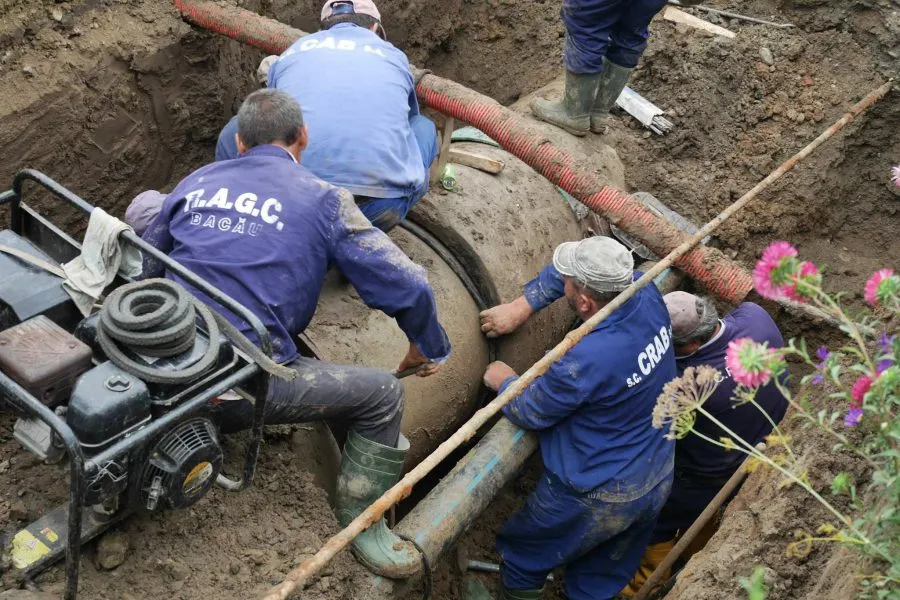 Lucrări la reţeaua de apă din strada Arinilor. Un cartier întreg ar putea fi afectat