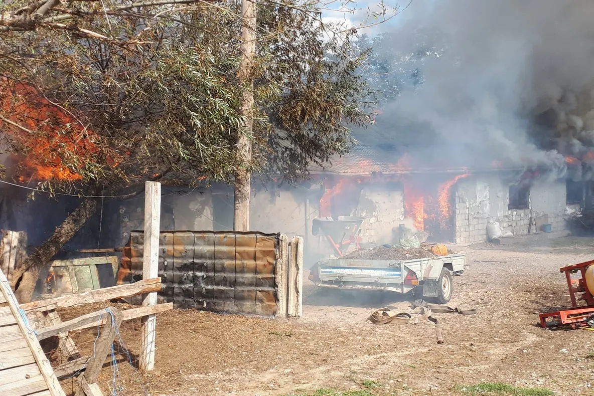 ULTIMA ORĂ: Incendiu la Vultureni! Focul pornit dintr-o gospodărie s-a extins și la trei vecini!