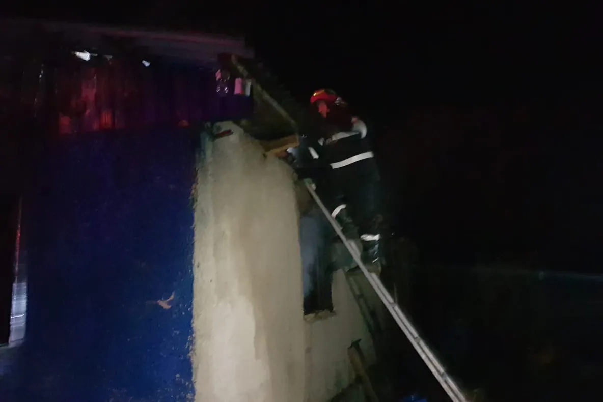 Două incendii produse aproape simultan au pus pe jar pompierii din Onești