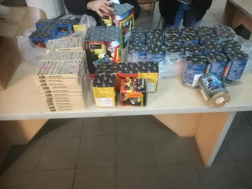 Încă o captură de articole pirotehnice. O femeie s-a ales cu dosar penal