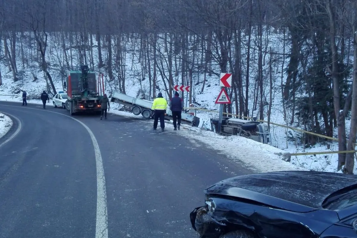 Autoturisme ieșite în decor la Târgu Ocna