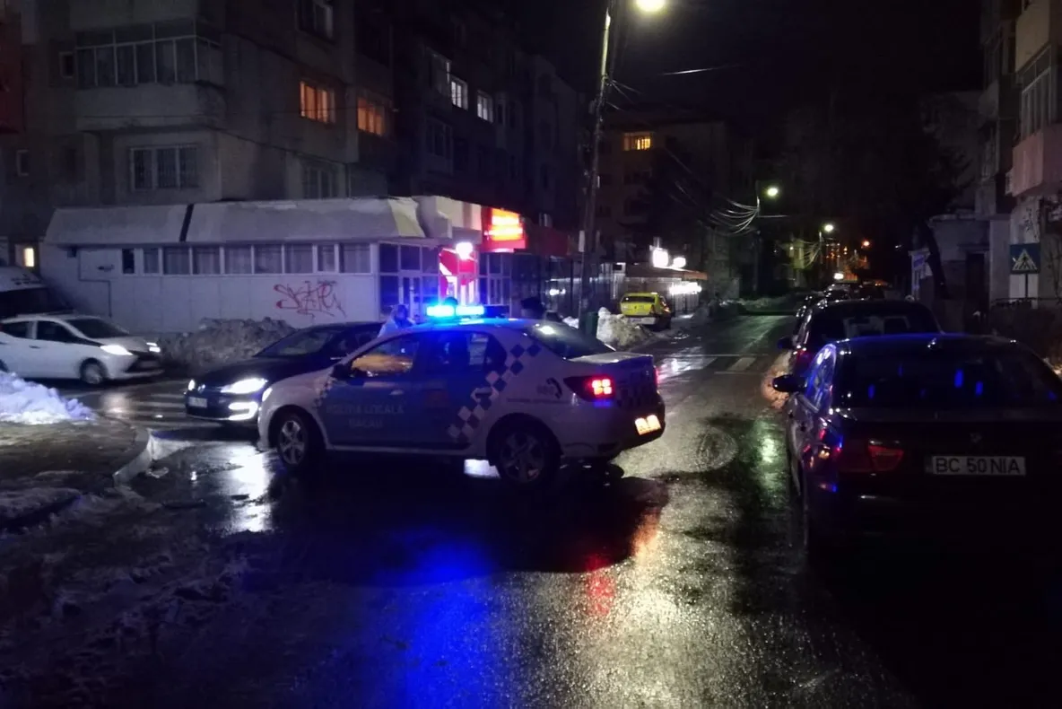 Restricții de circulație pe trei străzi din Bacău. Se strânge zăpada