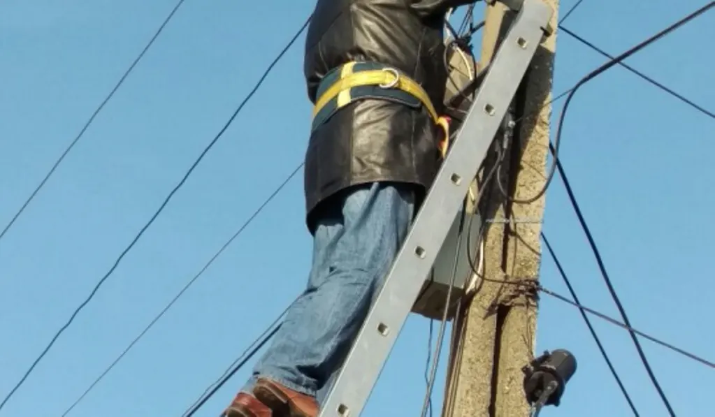 Mii de oameni lăsați în beznă de vijelie