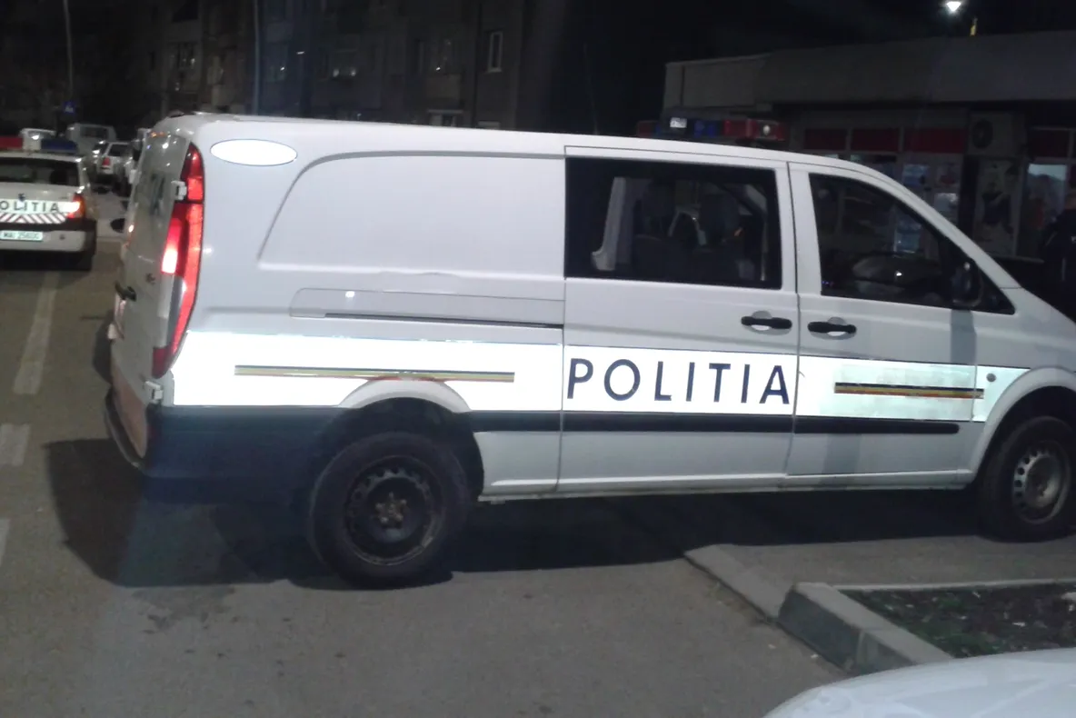 Percheziții la suspecți de tâlhărie și spargeri de locuințe. Trei persoane au fost reținute