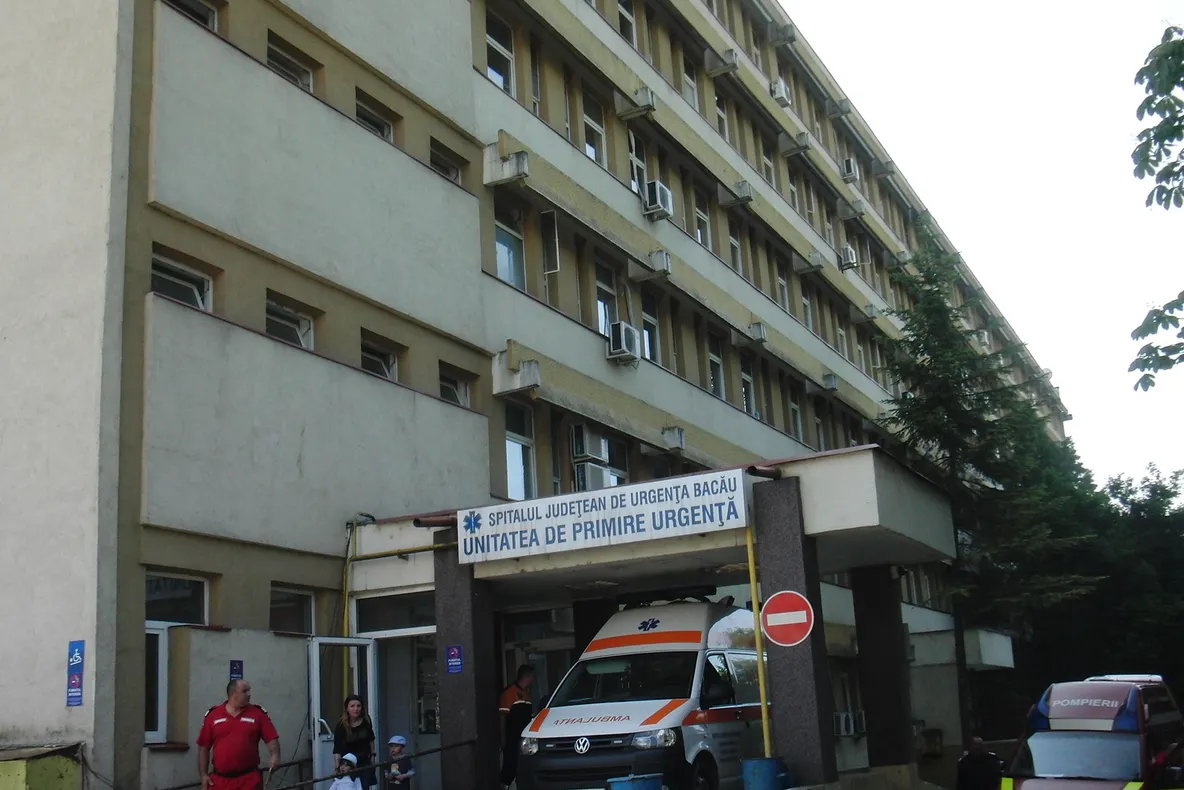 Femeia atacată cu acid de soțul ei, transferată la Spitalul Județean Bacău! Ea are arsuri grave pe față și brațe