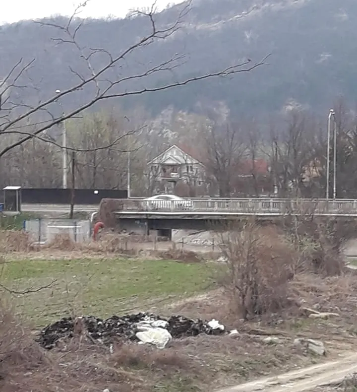 VIDEO:Gunoaie de pestă porcină depozitate pe malul Oituzului cu acceptul Direcției Veterinare