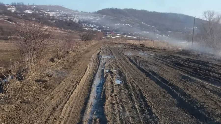 Asfalt pe singurul drum județean din România care nu a fost asfaltat niciodată