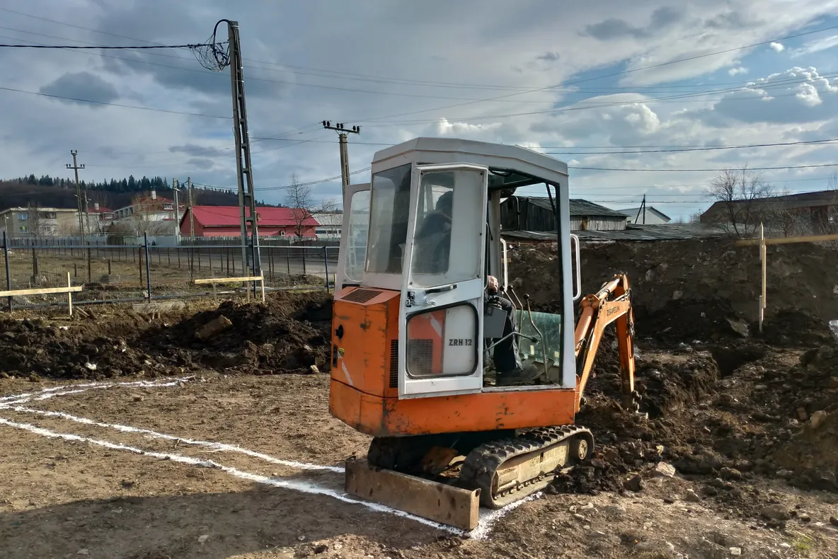 FOTO: Voluntarii Habitat for Humanity ridică patru case pentru oameni nevoiași, la Moinești
