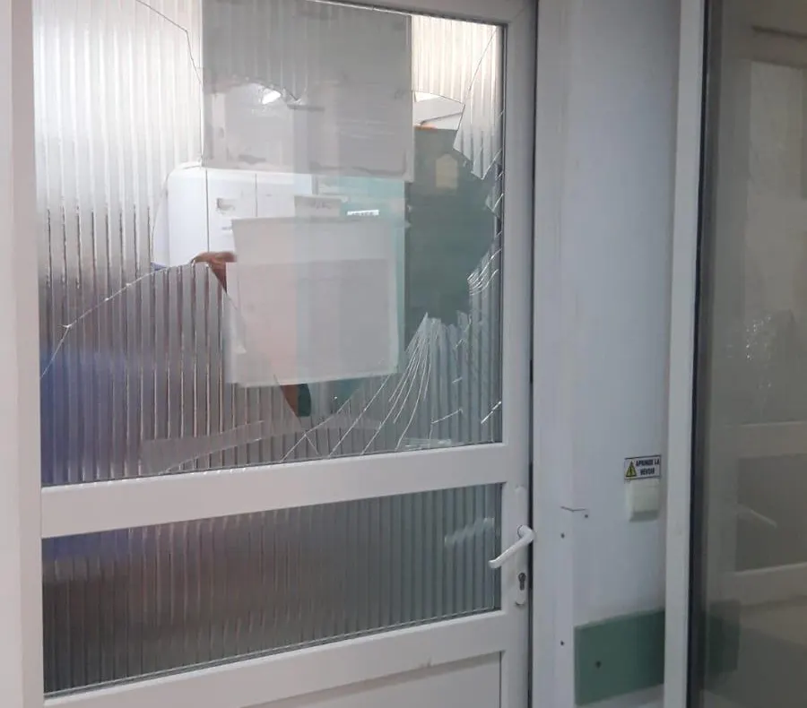 Un șofer beat care a refuzat recoltarea de probe biologice s-a răzbunat pe geamul de la Urgențe