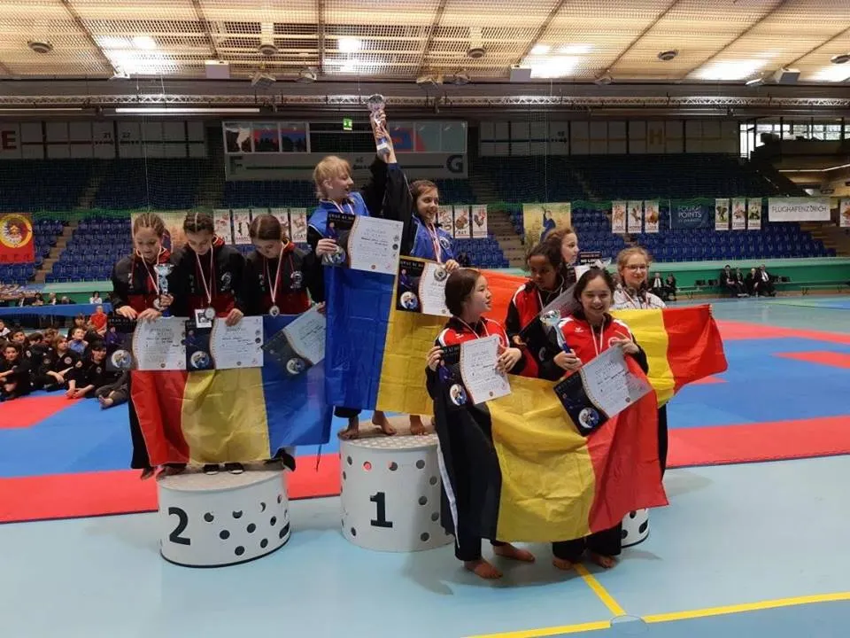 FOTO: Voi sunteți România! Primele medalii pentru sportivii băcăuani la Campionatul European Intercluburi de Arte Marțiale pentru Copii si Juniori din Elveția