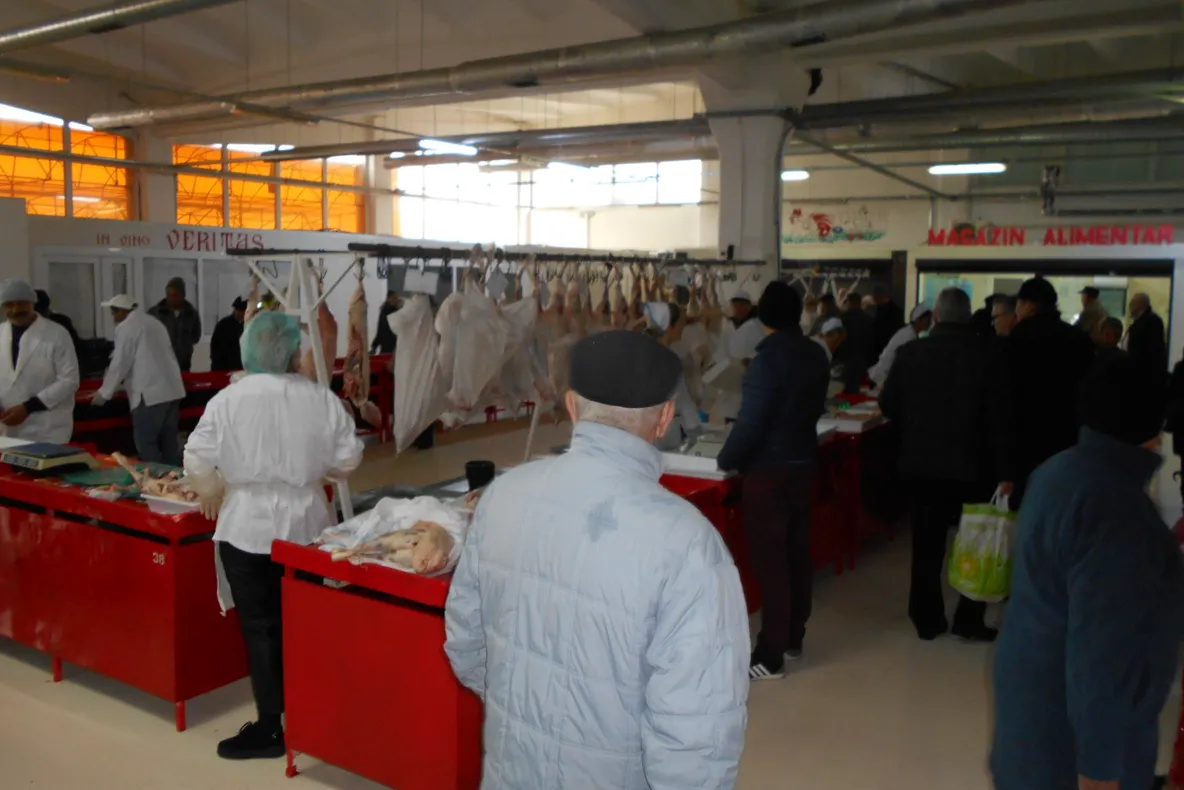 Miei puțini, mici și scumpi în Piața Centrală din Bacău de Paștele catolic
