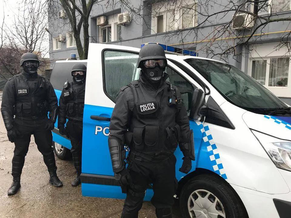 Hoț scandalagiu prins și imobilizat de polițiștii locali în zona Gării Bacău. Individul a furat 2.000 de dolari, 600 euro și 1.500 lei