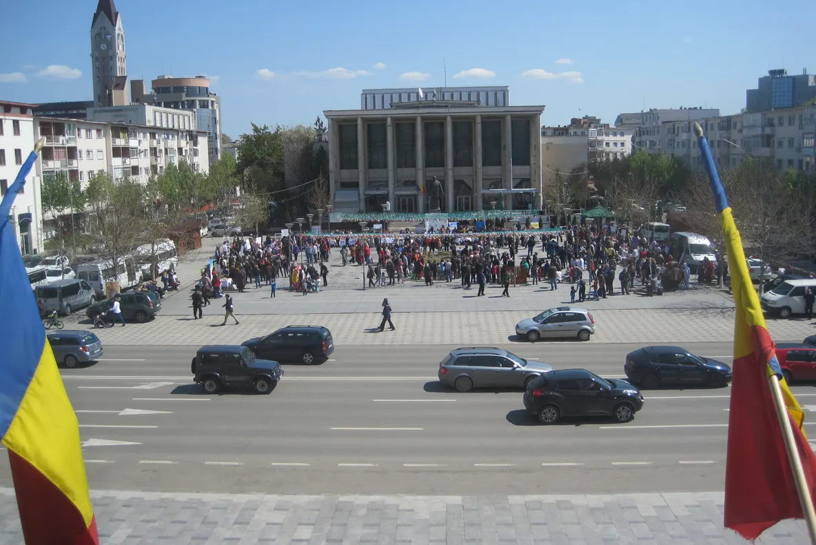Centrul Bacăului, sub asediul copiilor. Astăzi, spectacole-maraton de șapte ore