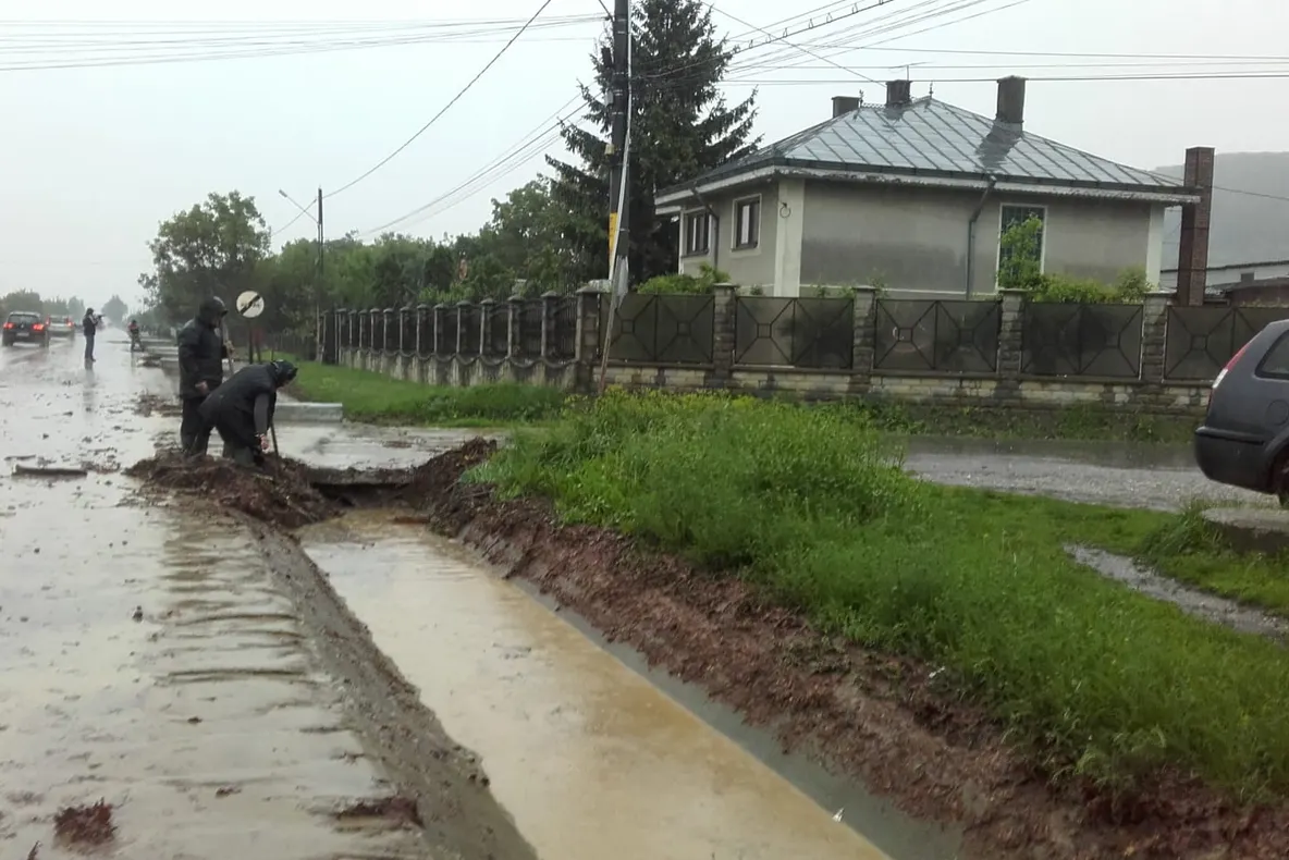 VIDEO-ULTIMA ORĂ: DN2, la un pas să fie inundată. Aluviunile au ajuns pe şosea