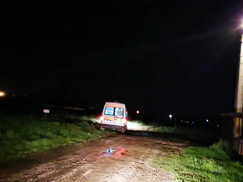 VIDEO: Ambulanță împotmolită în câmp la Letea Veche! Primarul habar nu are de incident