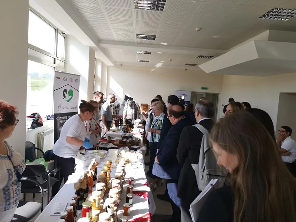 GALERIE FOTO:Experții Uniunii Europene, întâmpinați în Bacău cu bunătăți tradiționale.  Mozzarella de Sascut, brânza în coajă de brad și zacusca de trufe, delicatesele cele mai apreciate