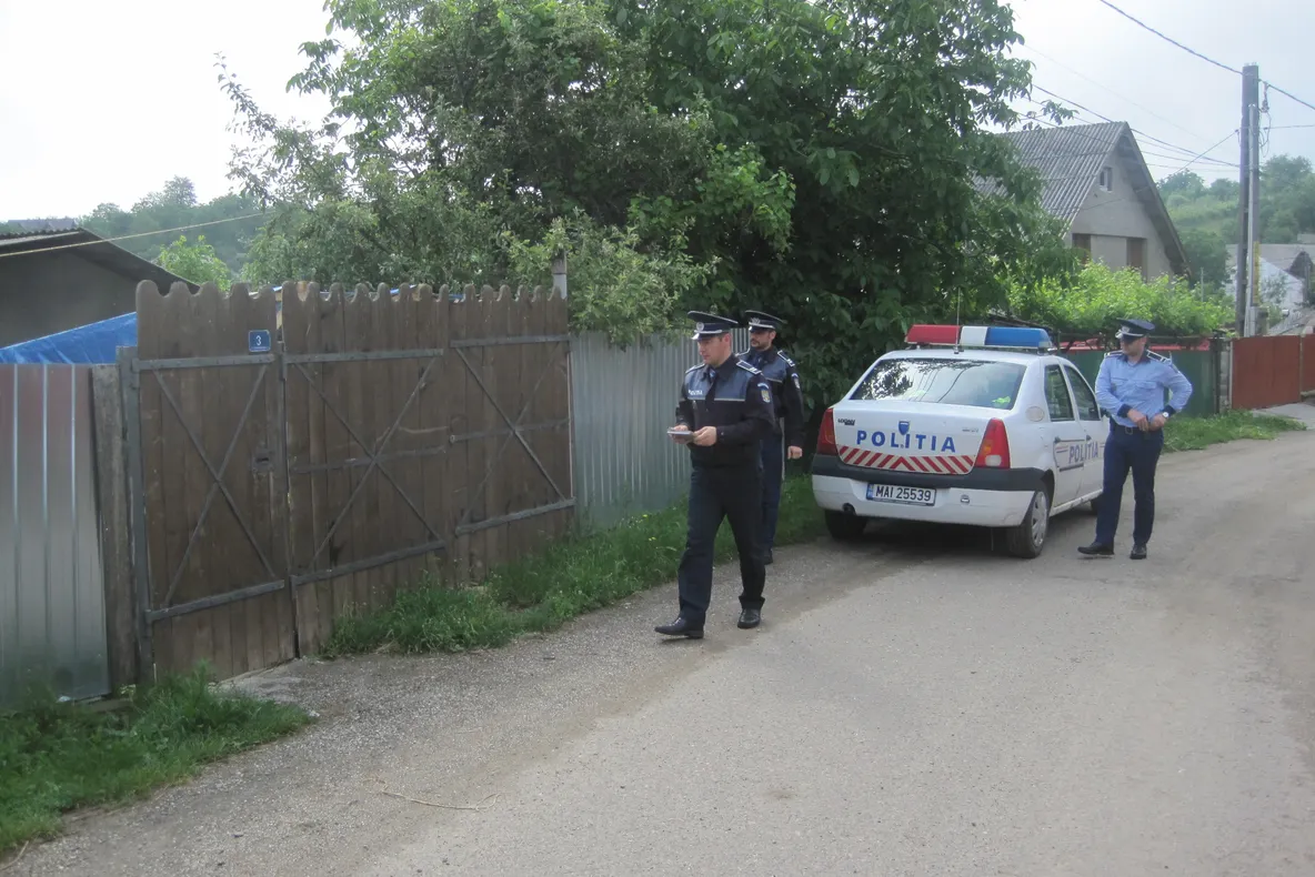 VIDEO: Audiați la poliție! Bătrânii care au omorât cu sânge rece o cățelușă spun că animalul le mânca păsările