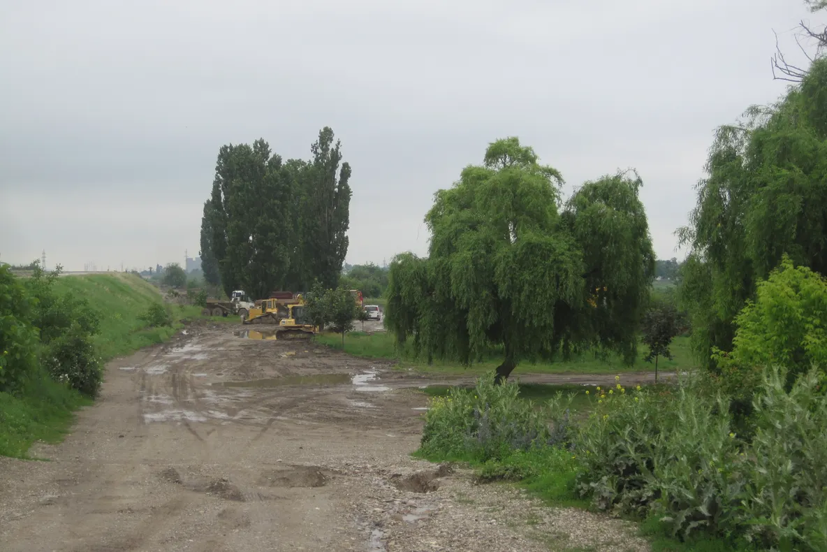 GALERIE FOTO: Utilajele de la Insula de Agrement din Bacău, retrase de pe șantier de teama viiturilor