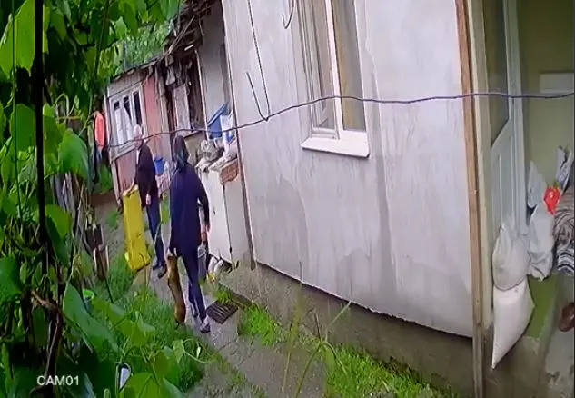 VIDEO ȘOCANT:Un pechinez inofensiv, omorât cu un topor de vecinii proprietarului. Stăpânii cățelușei au privit înmărmuriți scenele șocante surprinse pe camerele de supraveghere