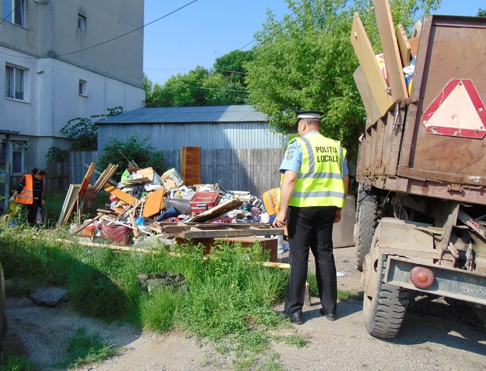 FOTO:Un munte de gunoaie, adunat de lucrătorii de la Salubritate din jurul unui singur bloc din Bacău. Un locatar a fost amendat cu 500 de lei