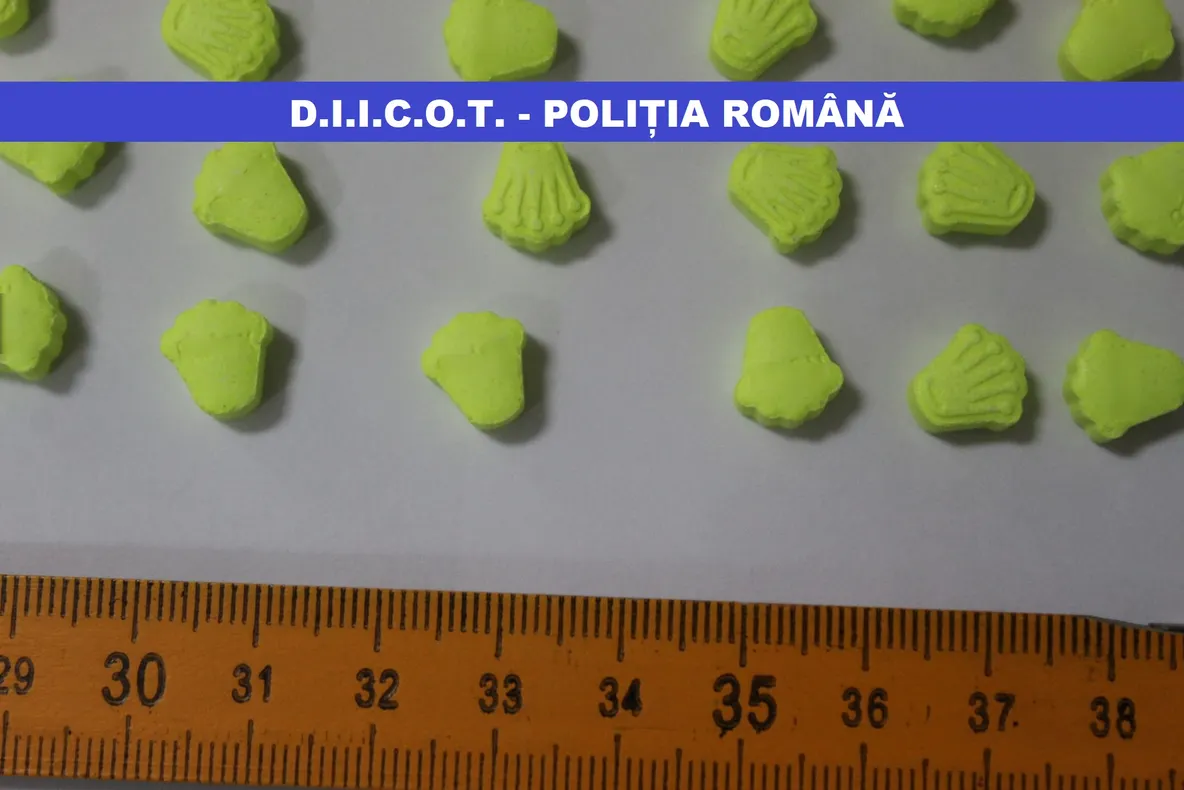 FOTO:Furtuna a măturat totul în cale. Acoperişul unui liceu din Bacău a fost luat de vânt, un copac a căzut peste firele de electricitate la Slănic şi două maşini sunt avariate