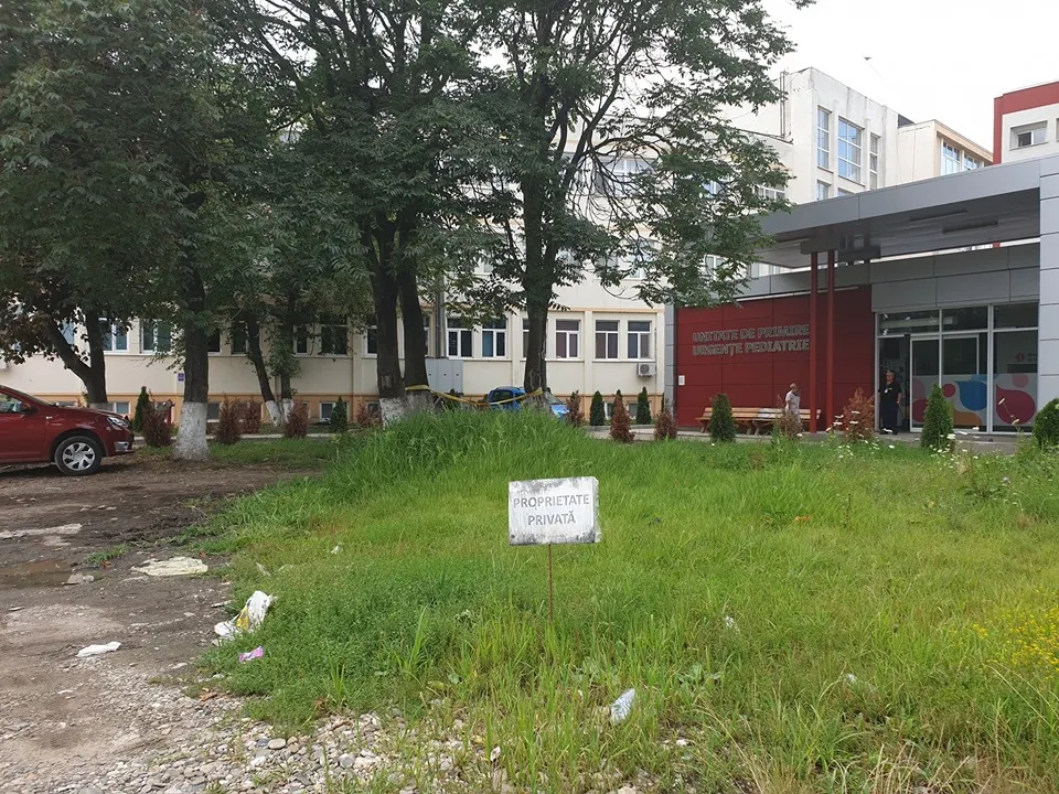 Intrare liberă în Urgențele de la Pediatrie. Terenul care bloca accesul ambulanțelor a intrat în posesia Consiliului Județean Bacău