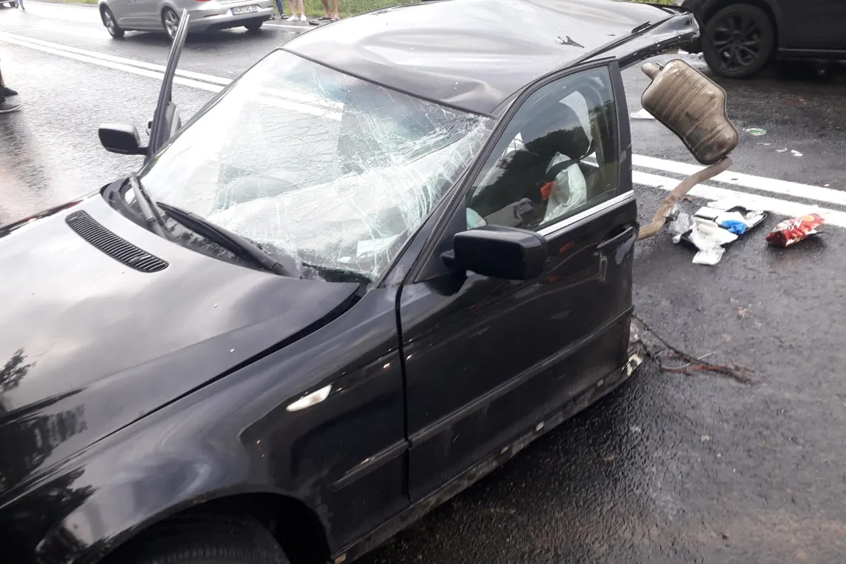 FOTO: Un tânăr din Bacău a murit într-un cumplit accident rutier. Mașina în care se afla s-a rupt în două