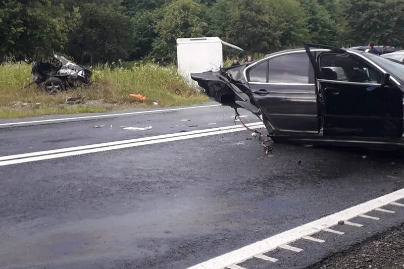 FOTO: Băcăuan mort într-un accident la Sibiu! Mașina în care se afla s-a RUPT ÎN DOUĂ