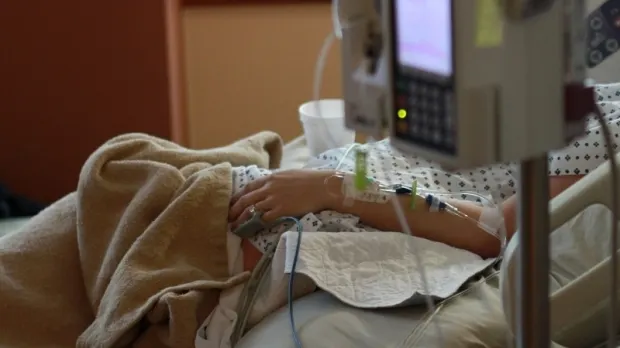 Ani grei de puşcărie pentru un băcăuan care şi-a atacat nevasta cu cuţitul. Victima nu a vrut să îl reclame, dar poliţiştii s-au sesizat din oficiu