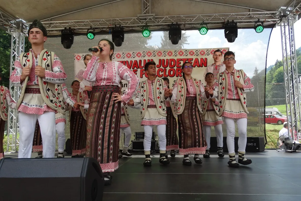 Muzică, dans și târgul meșterilor populari la Slănic Moldova. Spectacole în centrul stațiunii de „Zilele Orașului”