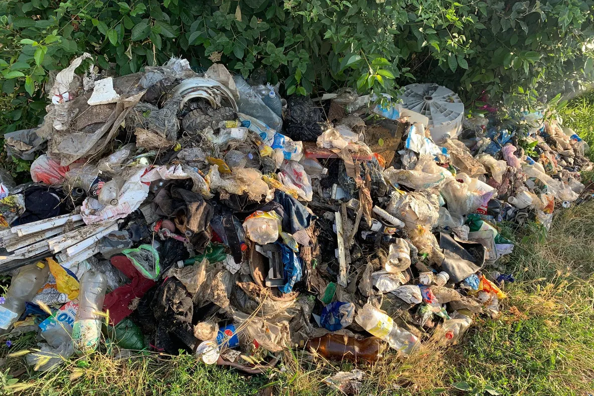 FOTO Revoltător! Cum a răsărit un munte de gunoaie în centrul orașului Buhuși