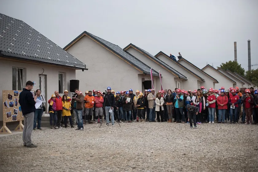 Stau în case construite în cinci zile și de doi ani nu se pot muta în ele. Protest al proprietarilor de locuințe Habitat din cartierul Izvoare