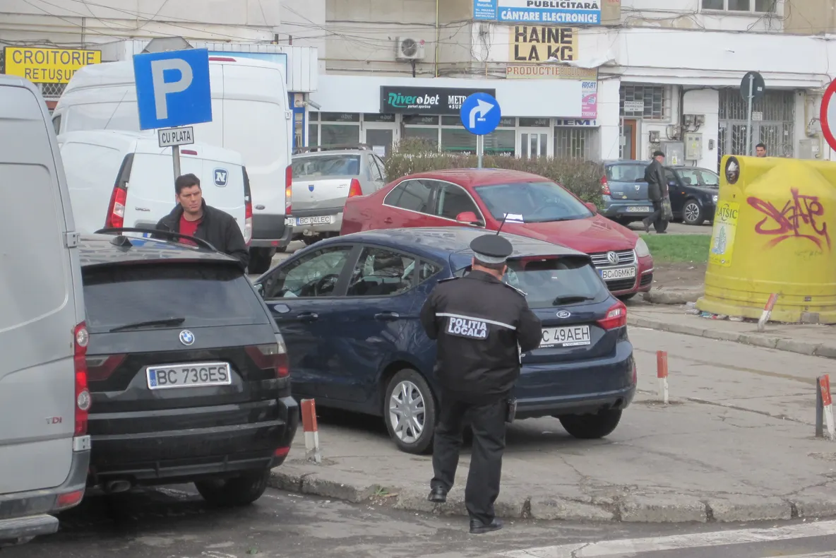 Polițiștii locali din Bacău au început Operațiunea „Taxa de parcare”. Amenzi pentru șoferii care nu achită costul parcării la aparatele de taxare