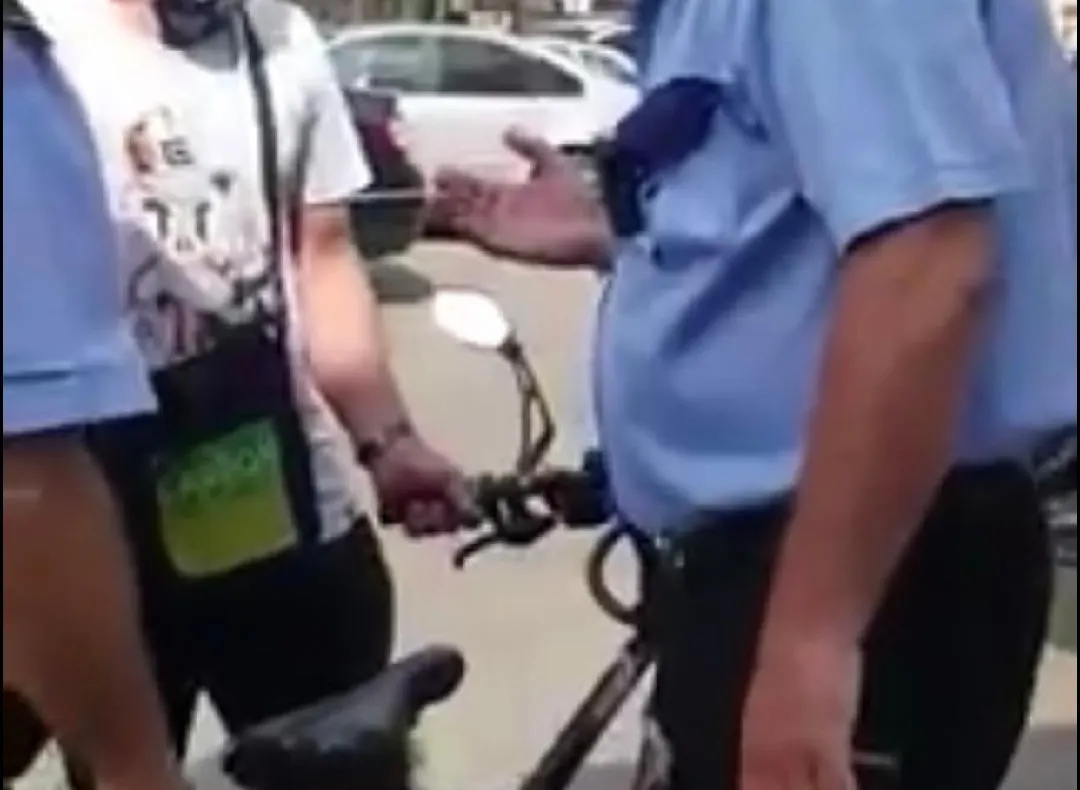 FOTO/VIDEO:Amendați pentru că i-au sfidat pe polițiștii locali în Piața Centrală din Bacău. Avertismentele s-au transformat în amenzi după ce filmarea cu tot scandalul a apărut pe internet