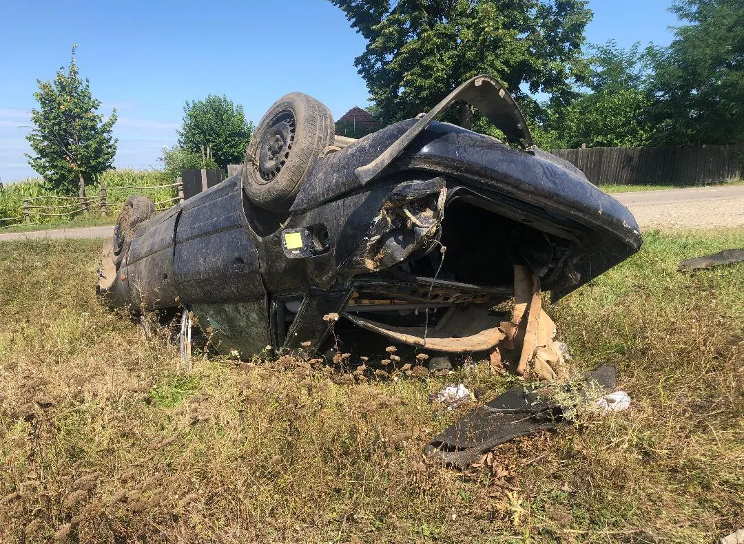 FOTO/VIDEO:CUTREMURĂTOR: Părinții bebelușului mort în accidentul de la Buhuși se întorceau chiar de la botezul micuței. Bunicul fetiței s-ar fi aflat și el în mașina răsturnată și a plecat fără să se uite în urmă
