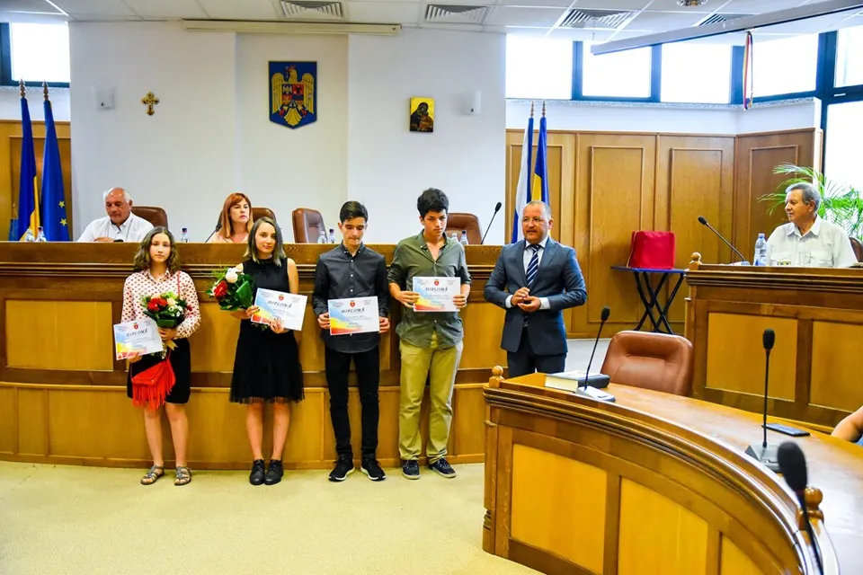 FOTO:Elevii de 10 ai Oneștiului. Recompense în diplome și bani pentru rezultatele obținute în acest an