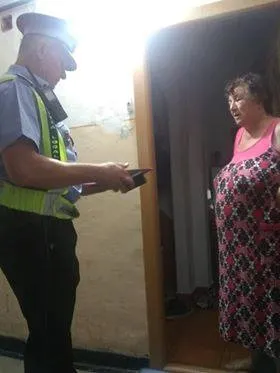 O femeie din Bacău care și-a uitat portmoneul în magazin s-a trezit cu polițiștii locali la ușă