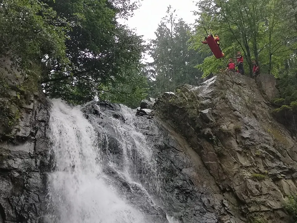 GALERIE FOTO:Salvare la înălțime. Exercițiu de salvare la Cascada Buciaș cu salvamontiști din trei județe