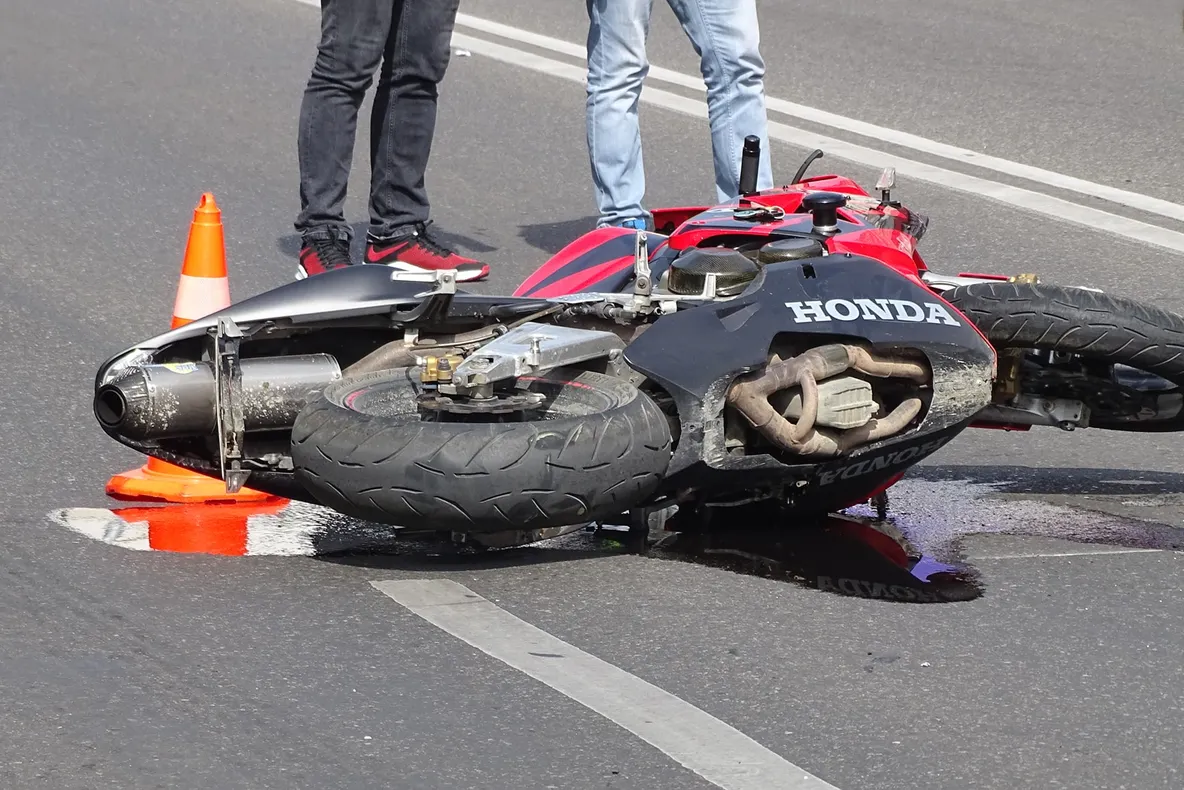 Ultima oră – FOTO:  Accident grav în zona Orizont! Motociclist rănit după ce a fost lovit de un taxi