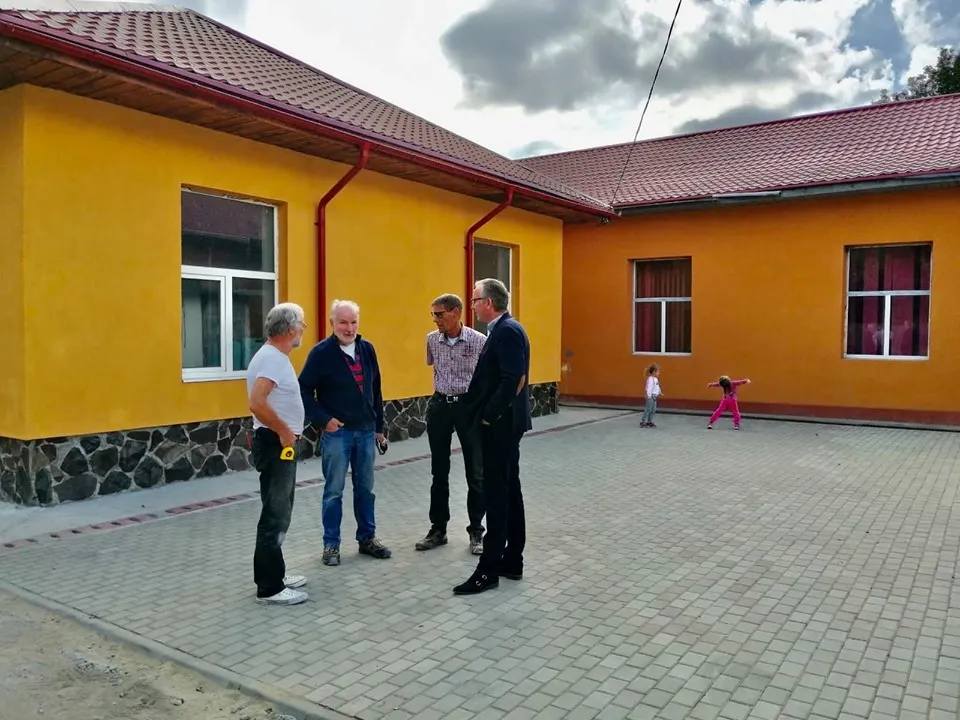 FOTO:Voluntarii olandezi au ridicat un Complex Comunitar în județul Bacău. La sfârșitul lunii viitoare olandezii vor preda cheile autorităților locale