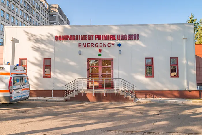 În comă la spital după ce a căzut din podul grajdului. Bărbatul a stat o zi și o noapte în agonie până a fost găsit de rude