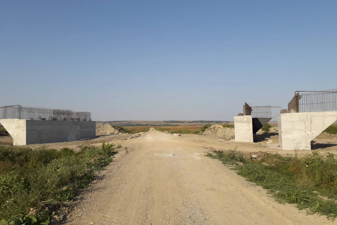 FOTO: Lucrările la Centura Bacăului avansează, dar sunt blocate. Explicația paradoxului ține de...statul român