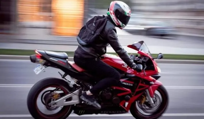 Protest tăcut cu flori și candele pentru motociclistul care a murit în accidentul de la Orizont