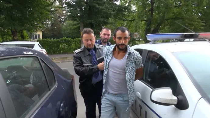 Și-a înjunghiat fosta prietenă la ieșirea unui bloc din Bacău. Agresorul a fost arestat preventiv pentru tentativă de omor