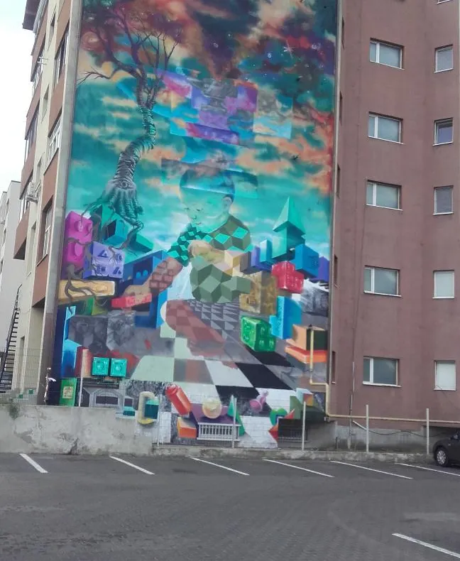 FOTO:În Bacău a apărut prima pictură murală din România care purifică aerul. Aceasta este și prima lucrare din lume dedicată nevăzătorilor, tradusă în limbajul Braille