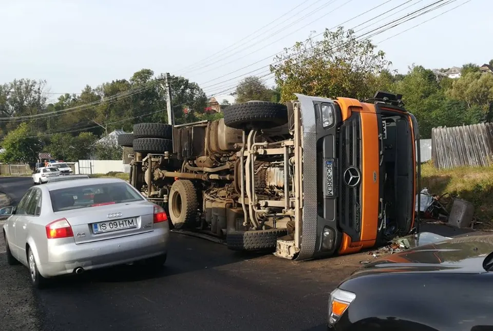 VIDEO:Accident spectaculos la Scorțeni. Un camion încărcat cu fier vechi s-a răsturnat într-o curbă