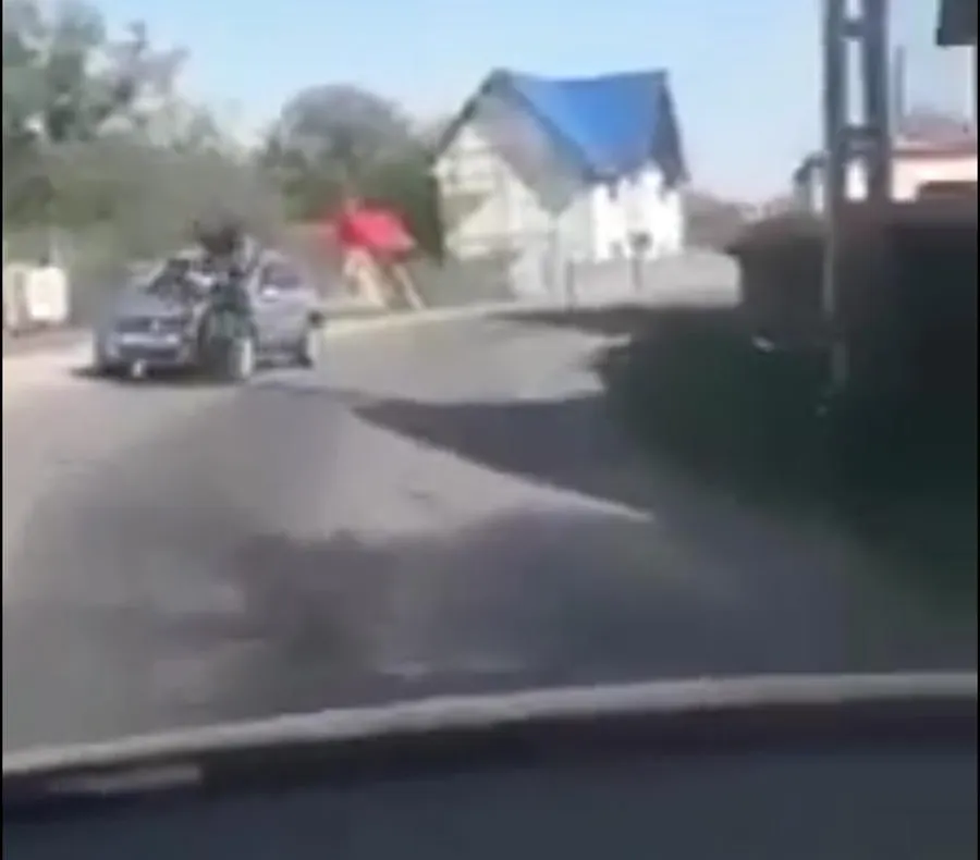 VIDEO: Trei dintr-o lovitură. Un mopedist beat și doi amici au zburat după ce s-au izbit frontal de o mașină care circula regulamentar