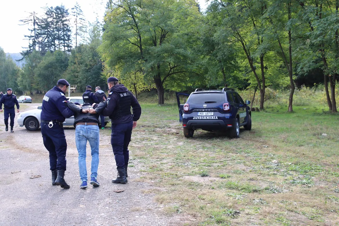 FOTO: Cum se pregătesc jandarmii din Bacău să țină piept hoților de țiței