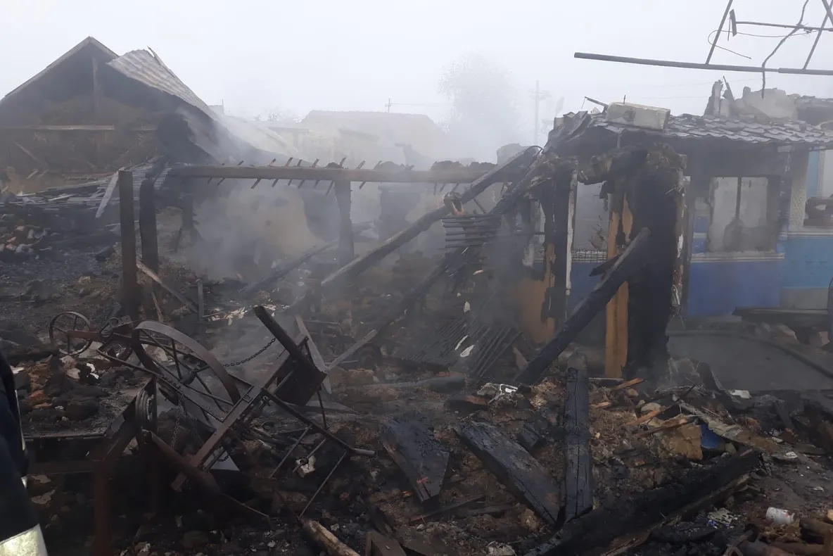 FOTO: Imaginea dezastrului de la Răcăuți. De ce le-a luat pompierilor aproape 12 ore să stingă incendiul